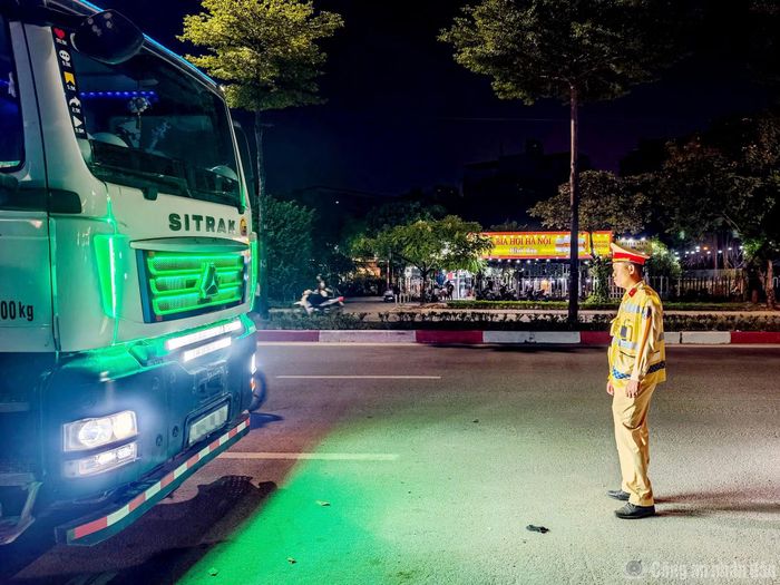 Ánh sáng với công suất lớn của một xe tải chiếu thẳng vào một cán bộ CSGT đang làm nhiệm vụ.