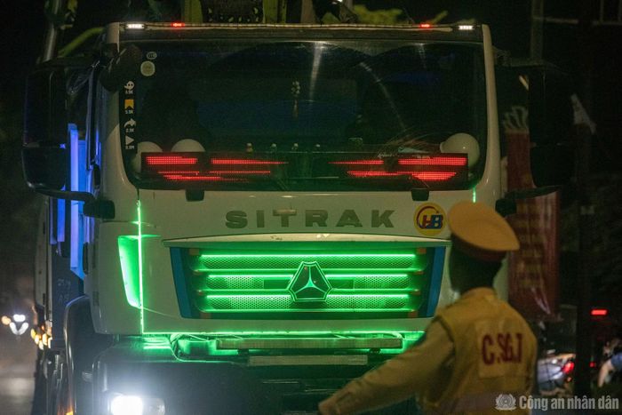 CSGT liên tục dừng các phương tiện vi phạm để kiểm tra, xử lý.