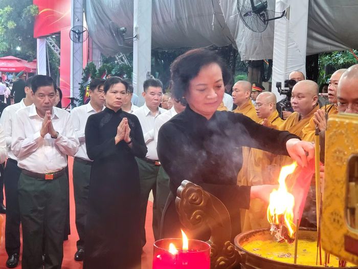 Phó Thủ tướng Phạm Thị Thanh Trà dự lễ cầu siêu tại Công viên Lê Thị Riêng.