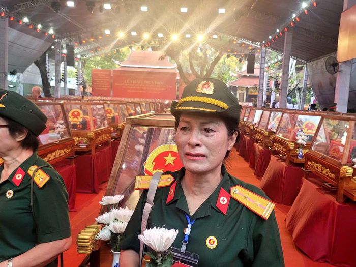 Cực chiến binh Lê Thị Tý xúc động.