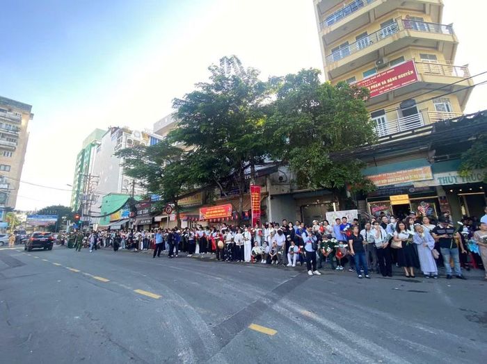 Đông đảo người dân có mặt từ sớm đứng đợi tiễn đưa các liệt sỹ.