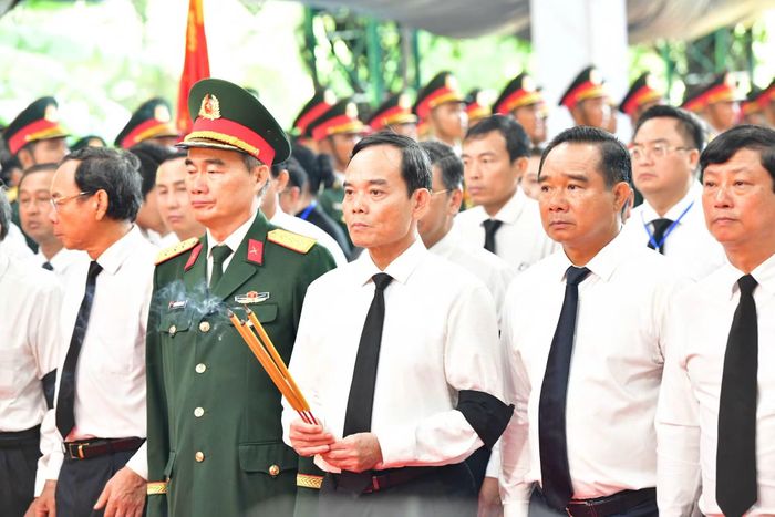 Các đồng chí lãnh đạo, nguyên lãnh đạo TP Hồ Chí Minh tại Lễ viếng, Lễ truy điệu và an táng hài cốt liệt sĩ.