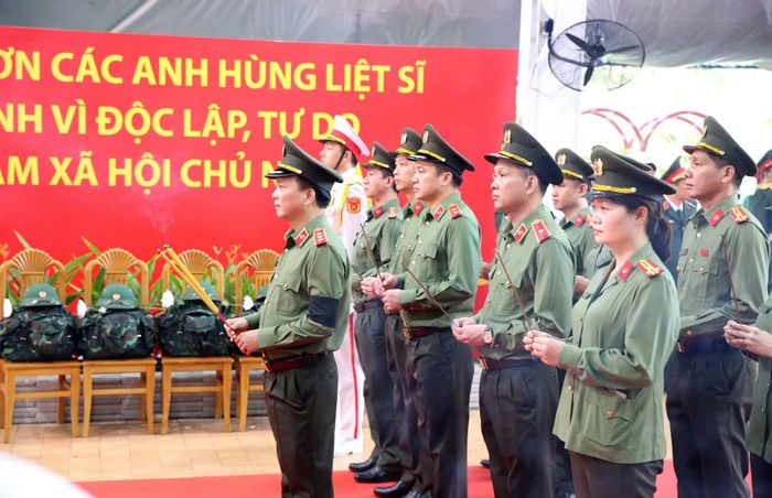 Thượng tướng Đặng Hồng Đức, Ủy viên Trung ương Đảng, Thứ trưởng Bộ Công an dâng hương tưởng niệm.