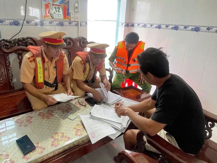 Lực lượng Cảnh sát đường thủy kiểm tra tại mỏ khai thác khoáng sản trên sông Cổ Chiên.