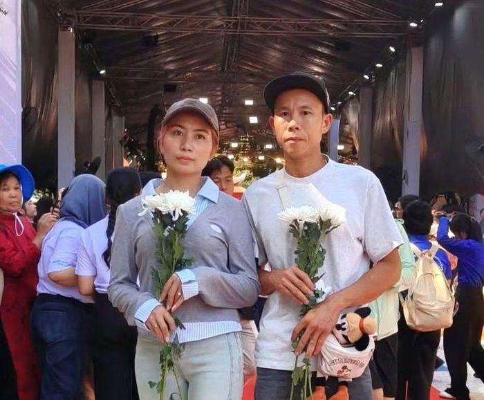 Vợ chồng anh Trần Văn Định cũng có mặt trong lễ viếng và đưa tiễn.