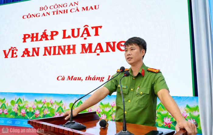 Các đại biểu trình bày tham luận tại hội nghị.