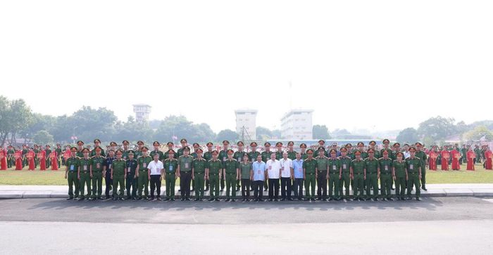 Các đại biểu tham dự buổi lễ.