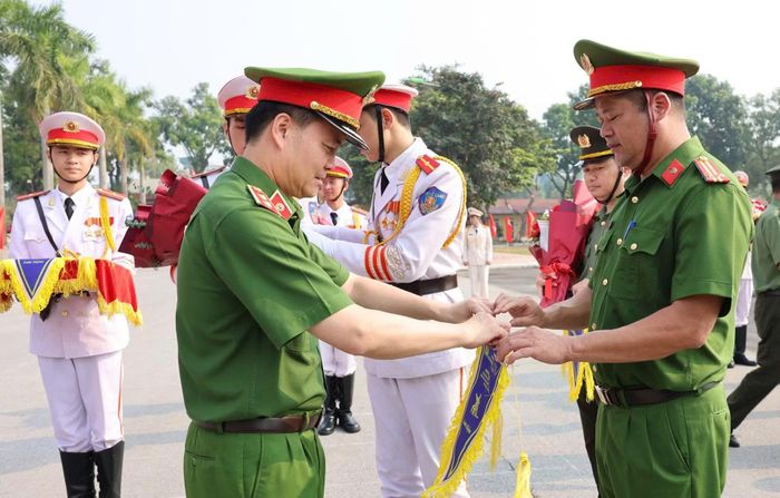 Trung tướng Nguyễn Ngọc Vân trao cờ lưu niệm tặng các đoàn tham gia hội thi.