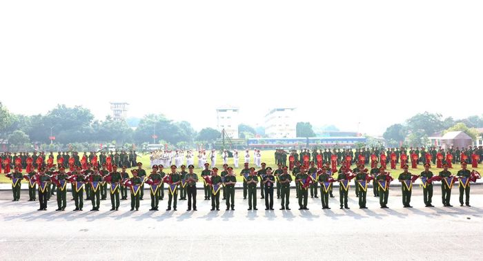 Trung tướng Nguyễn Ngọc Vân và các đại biểu trao cờ lưu niệm tặng các đoàn tham gia hội thi.