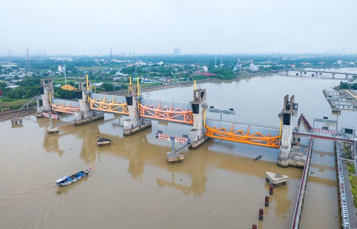 Cống ngăn triều có khẩu độ lớn được xây dựng âu thuyền để bảo đảm giao thông đường thuỷ.