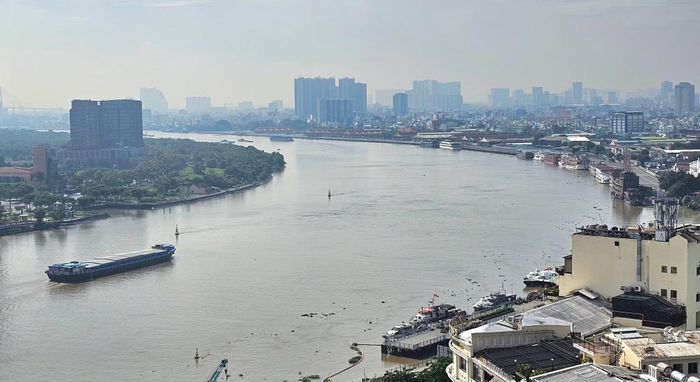 Nhiều đoạn sông Sài Gòn chưa có đê bao để bảo đảm thoát lũ, chống ngập.