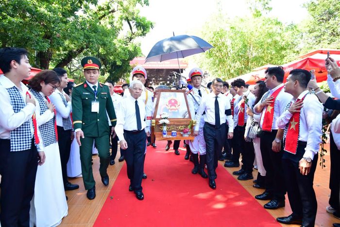 Thủ tướng Lê Minh Hưng cùng nguyên Chủ tịch nước Nguyễn Minh Triết đưa các liệt sĩ rời công viên Lê Thị Riêng.