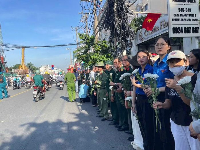 Rất đông người dân đứng trước khu vực Công viên Lê Thị Riêng chờ đón đoàn xe chở các anh hùng liệt sĩ về nơi an nghỉ.