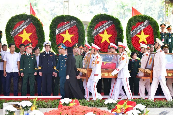 Di chuyển hài cốt liệt sĩ vào nơi an táng.