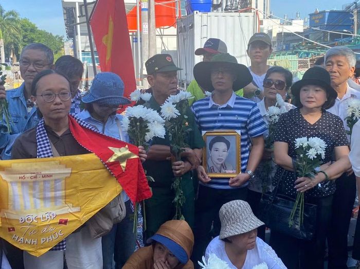 Anh Nguyễn Hữu Long ở TP Hồ Chí Minh mang theo di ảnh người bác ruột là liệt sĩ Nguyễn Hữu Thắng hy sinh trong cuộc Tổng tiến công và nổi dậy Xuân Mậu Thân năm 1968.