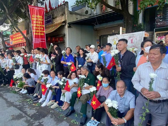 Những cành hoa cúc trắng tượng trưng cho sự biết ơn của thế hệ hôm nay đối với cha ông đã nằm lại cho hoà bình.