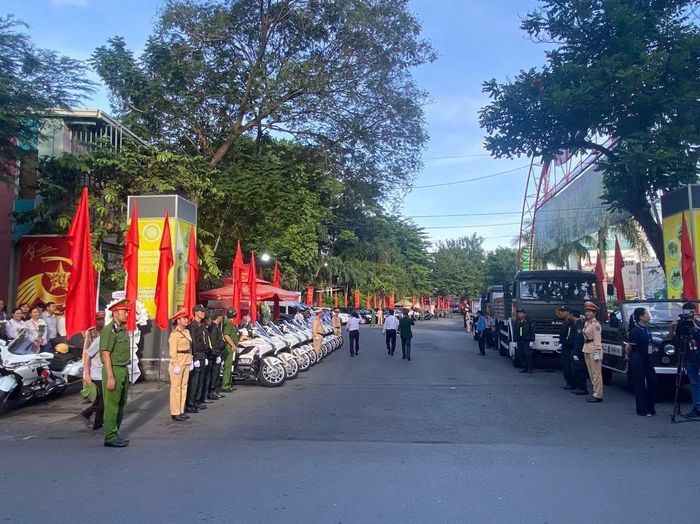 Công an địa phương và CSGT đảm bảo ANTT tại buổi lễ.