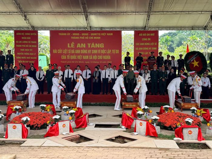 Các đồng chí lãnh đạo, nguyên lãnh đạo Đảng, Nhà nước và TP Hồ Chí Minh chứng kiến nghi thức hạ huyệt hài cốt liệt sĩ.