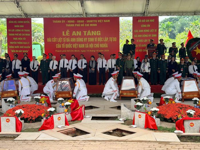 Các đồng chí lãnh đạo, nguyên lãnh đạo Đảng, Nhà nước và TP Hồ Chí Minh chứng kiến nghi thức hạ huyệt hài cốt liệt sĩ.