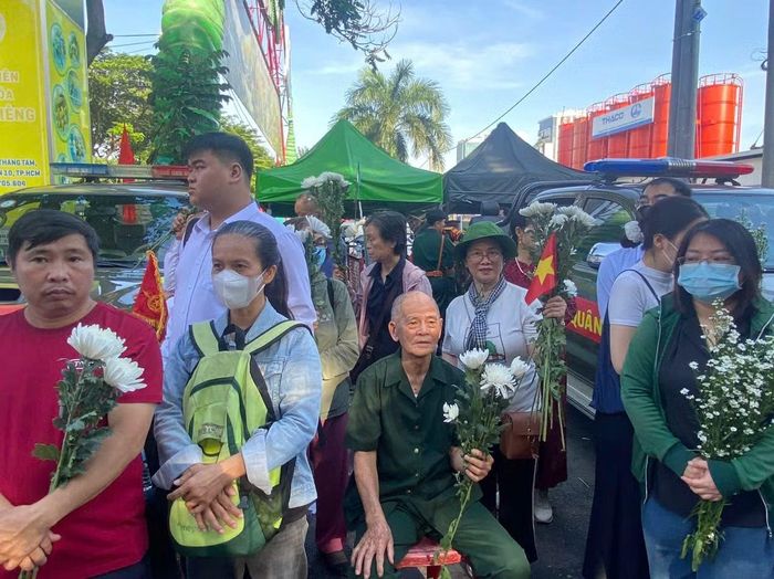 Rất đông người dân chờ đón đoàn xe chở các anh hùng liệt sĩ về nơi an nghỉ.