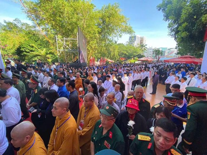 Rất đông đồng bào đến tiễn đưa các Anh hùng liệt sĩ.