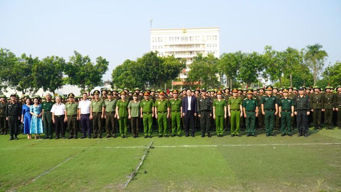 Các đại biểu cùng các học viên tham dự Lễ Khai giảng huấn luyện đầu khóa học viên trúng tuyển đào tạo đại học chính quy tuyển mới tại các trường CAND năm học 2026 - 2027.