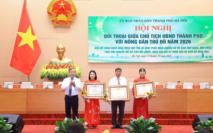 Chủ tịch UBND TP Hà Nội Vũ Đại Thắng trao Bằng khen của Thủ tướng Chính phủ tặng ba hội viên Hội Nông dân thành phố có thành tích xuất sắc. Ảnh: Viết Thành