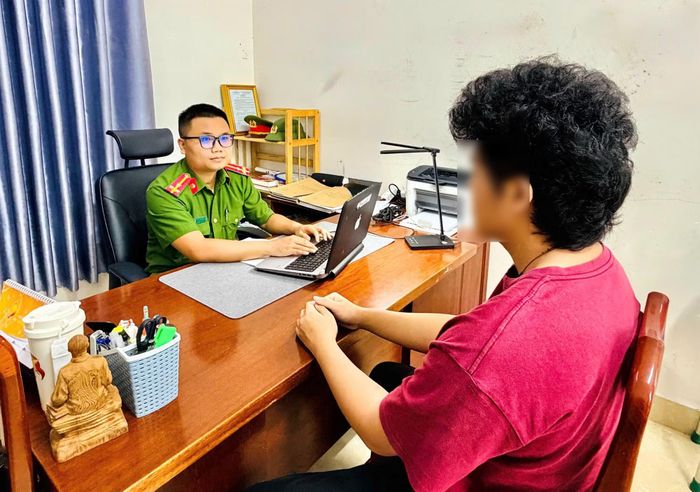 Em T.A trình bày lại câu chuyện cho cán bộ điều tra.