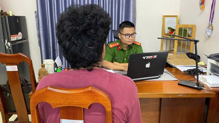 Em T.A được đưa về Cơ quan Công an sau khi được giải cứu.