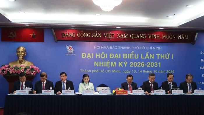 Đoàn Chủ tịch điều hành đại hội.