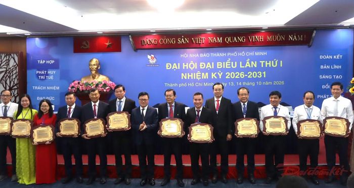 Hội Nhà báo Việt Nam trao kỷ niệm chương "Vì sự nghiệp báo chí cách mạng Việt Nam" cho các nhà báo hội viên Hội Nhà báo TP Hồ Chí Minh. 