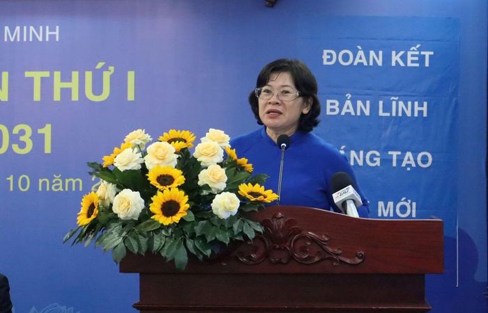 Phó Bí thư Thành ủy TP Hồ Chí Minh Văn Thị Bạch Tuyết phát biểu tại đại hội.