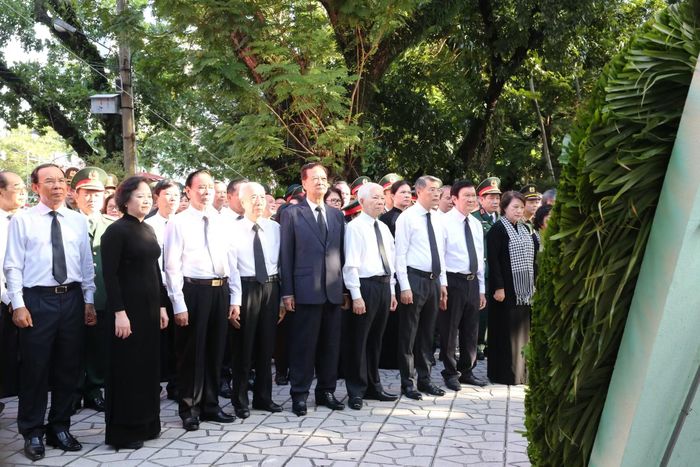 Các đồng chí lãnh đạo, nguyên lãnh đạo Đảng, Nhà nước dâng hương tại Tượng đài cố Tổng Bí thư Trần Phú và Bia Tưởng niệm các Anh hùng liệt sĩ tại Công viên Lê Thị Riêng.