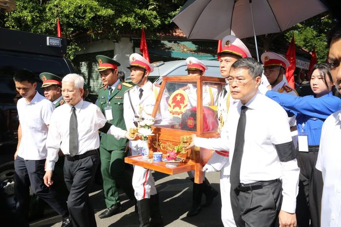 Thủ tướng Chính phủ Lê Minh Hưng và nguyên Chủ tịch nước Nguyễn Minh Triết di quan hài cốt liệt sĩ.