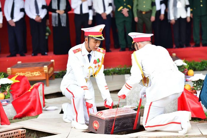 Các đồng chí lãnh đạo, nguyên lãnh đạo Đảng, Nhà nước và TP Hồ Chí Minh chứng kiến nghi thức hạ huyệt hài cốt liệt sĩ tại Nghĩa trang Liệt sĩ Thành phố.