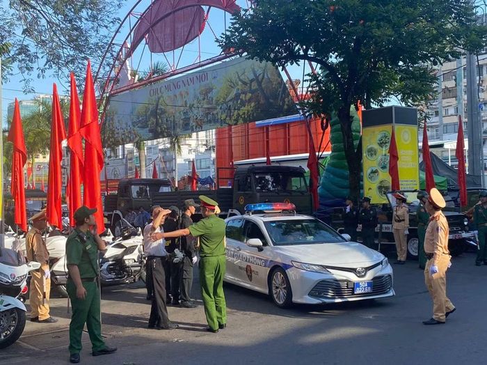 Cán bộ chiến sĩ Công an đảm bảo giữ gìn an ninh trật tự nơi đoàn xe chở hài cốt liệt sĩ đi qua.