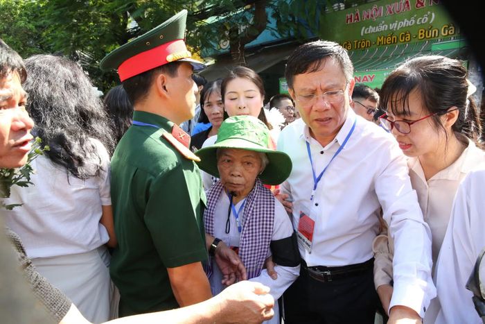 Bà Nguyễn Thị Lệ, người vợ của Liệt sĩ Huỳnh Văn Quên xúc động nghẹn ngào tiễn đưa các anh hùng liệt sĩ.