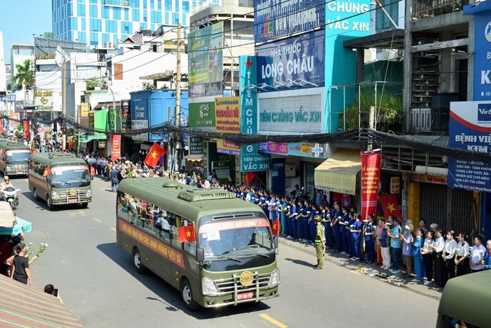 Người dân TP Hồ Chí Minh và nhiều địa phương đứng hai bên đường, tay cầm nhành hoa trắng tiễn đưa các anh hùng liệt sĩ về nơi an nghỉ.