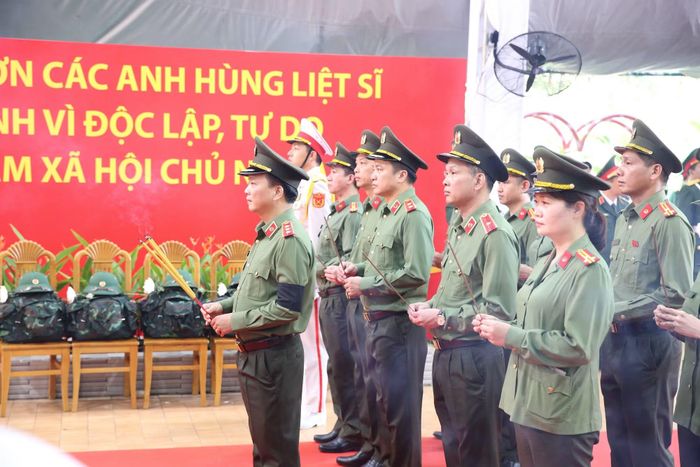 Thứ trưởng Đặng Hồng Đức dẫn đầu đoàn đại biểu Đảng ủy Công an Trung ương và Bộ Công an dâng hoa, dâng hương viếng các anh hùng liệt sĩ.