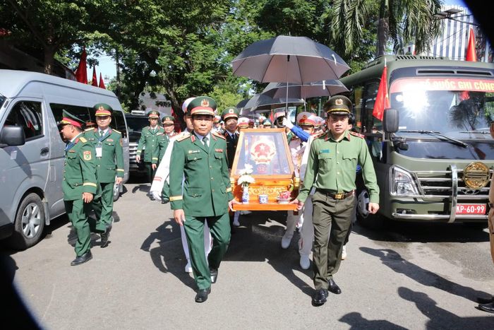 Lãnh đạo Thành uỷ, UBND và các ban ngành TP Hồ Chí Minh di quan hài cốt liệt sĩ.