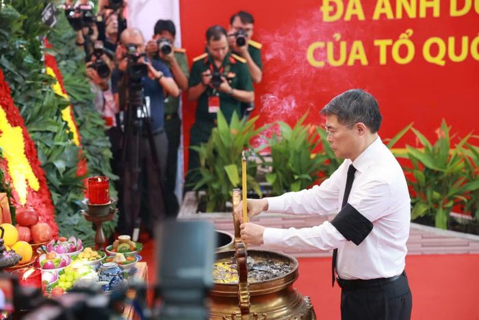 Thủ tướng Chính phủ Lê Minh Hưng cùng các đồng chí nguyên lãnh đạo Đảng, Nhà nước dâng hương tại Tượng đài cố Tổng Bí thư Trần Phú và Bia tưởng niệm các Anh hùng liệt sĩ tại Công viên văn hóa Lê Thị Riêng.