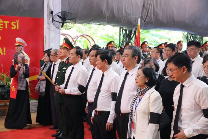 Bí thư Thành ủy TP Hồ Chí Minh Trần Lưu Quang cùng đoàn đại biểu Thành ủy, HĐND, UBND, Ủy ban MTTQ Việt Nam TP Hồ Chí Minh dâng hoa, dâng hương các anh hùng liệt sĩ.