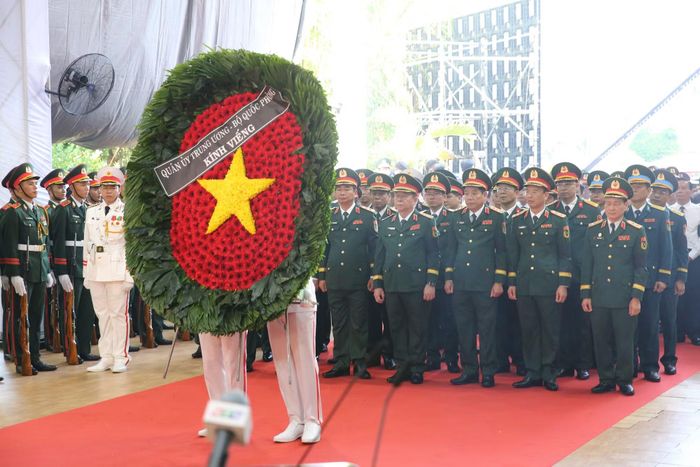 Đoàn đại biểu Quân ủy Trung ương và Bộ Quốc phòng dâng hoa, dâng hương viếng các anh hùng liệt sĩ.