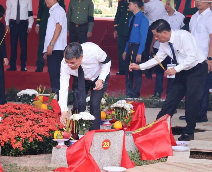 Thủ tướng Chính phủ Lê Minh Hưng cùng các đại biểu thắp hương các phần mộ liệt sĩ.