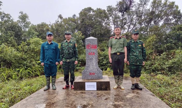 Công an xã Tây Giang phối hợp kiểm tra cột mốc biên giới.
