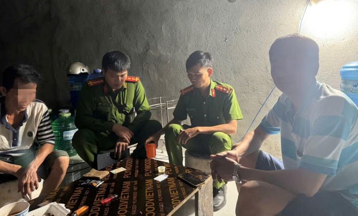 Công an xã Tây Giang tăng cường công tác kiểm tra lưu trú.