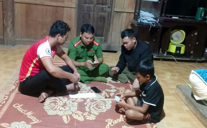 Cán bộ Công an xã Tây Giang hướng dẫn, hỗ trợ người dân giải quyết thủ tục hành chính trên môi trường số.
