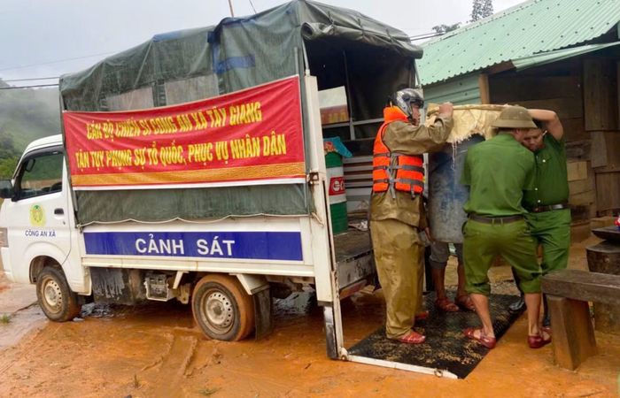Công an xã Tây Giang hỗ trợ di dời tài sản cho người dân ở vùng nguy cơ sạt lở đến nơi an toàn.
