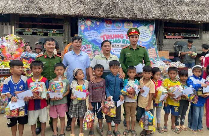 Công an xã Tây Giang phối hợp nhà hảo tâm thăm, tặng quà Trung thu cho trẻ em.