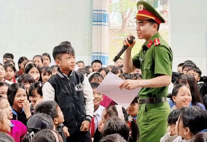 Công an xã Tây Giang đẩy mạnh tuyên truyền pháp luật, nhất là công tác phòng, chống ma túy cho học sinh.